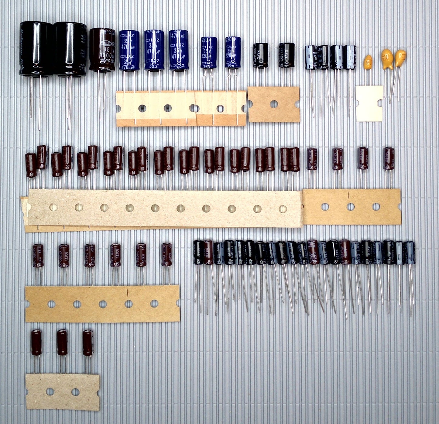 Roland RE-501 / SRE 555 complete electrolytic capacitor set in two qualities! Electrolytic capacitor set for repair, recapping and upgrade
